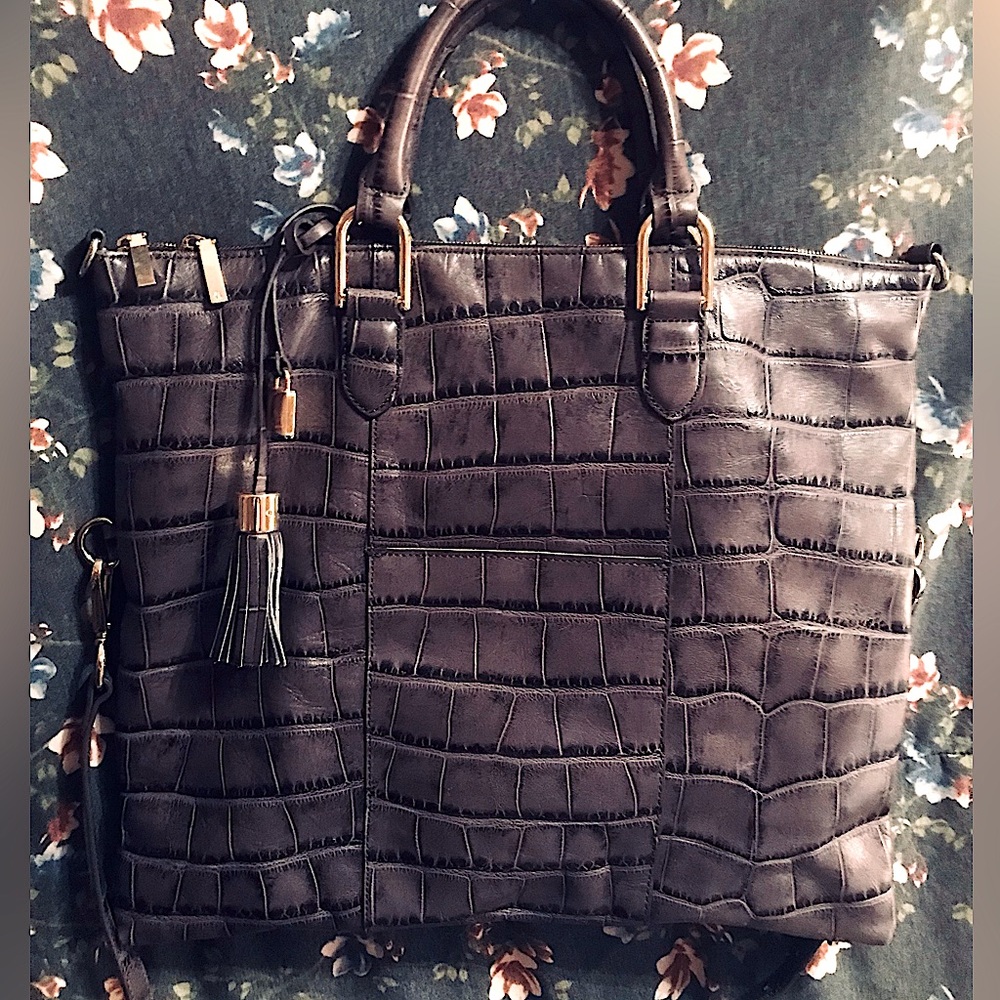 G.I.L.I. crocodile leather bag with tassel shoulder strap.